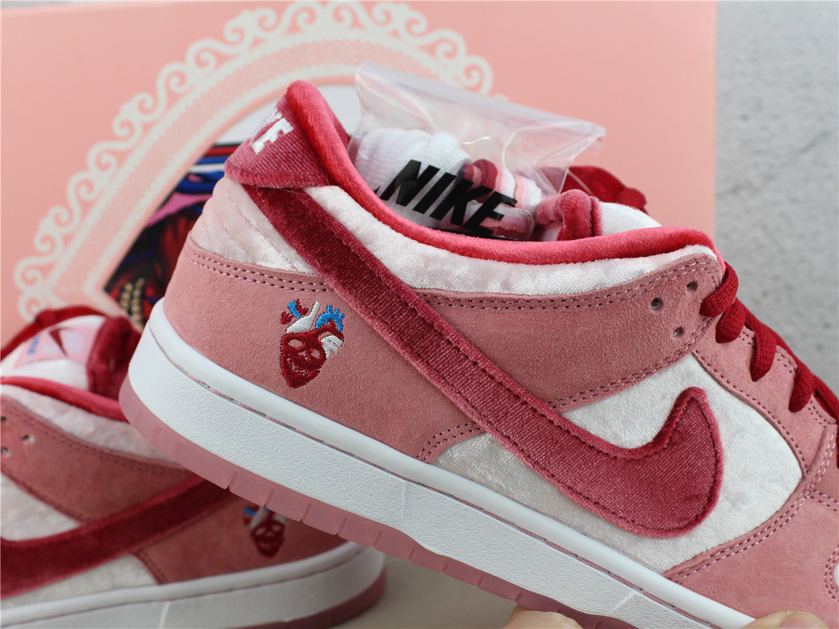 StrangeLove x Dunk Low SB Valentines Day CT2552 800